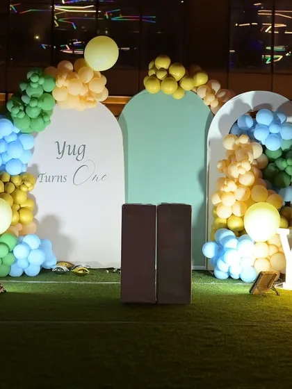 A closer look at the elephant-themed stage, with marquee letters, a light-up number '1', and "BABY" blocks.