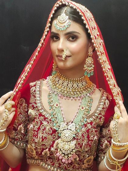 A real Polki set with mint green accents, perfect for a modern bride. This set exudes sophistication and is available for rent.