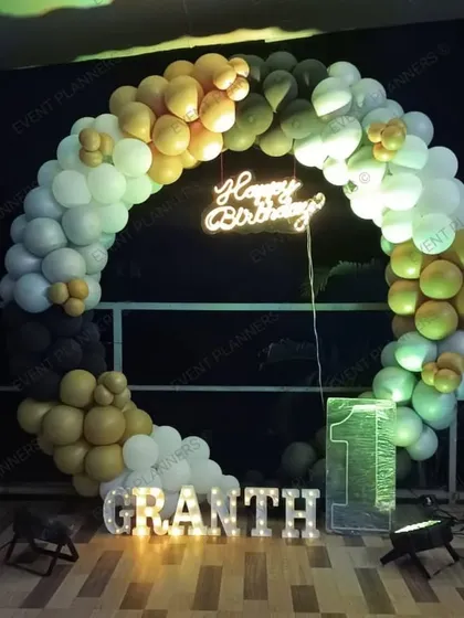 The same modern birthday setup under different lighting, showing a gold and green color scheme.