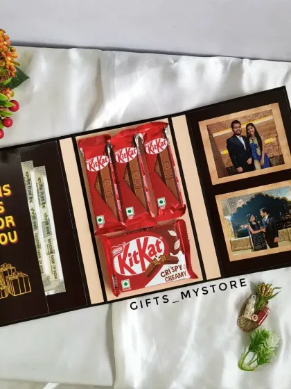 The inside of the cash envelope, which can be customized with photos and chocolates.
