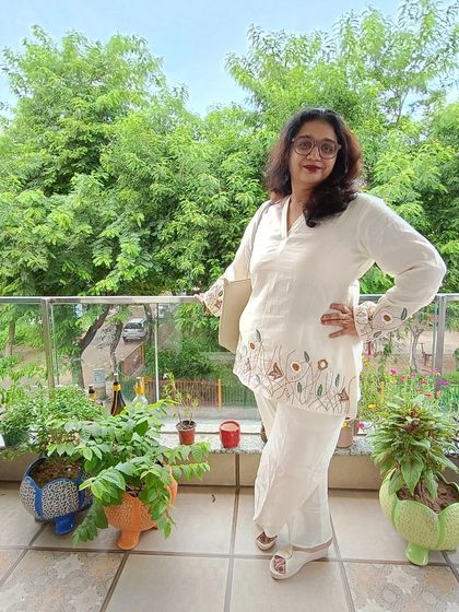 This hand-embroidered linen co-ord set is designed to blend smart professionalism with casual comfort. The intricate floral embroidery adds a touch of elegance to your everyday look.