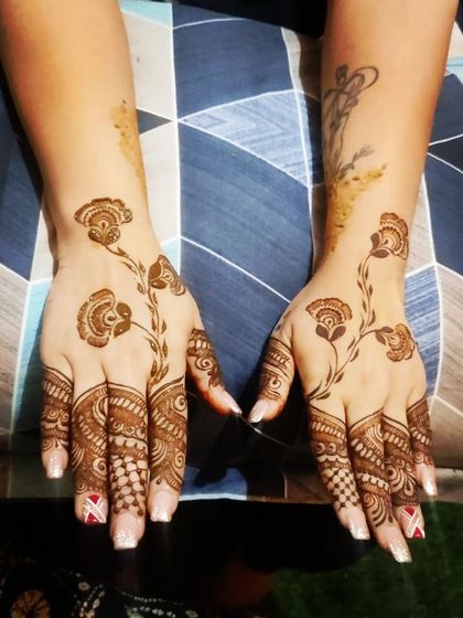 A delicate floral vine design that is perfect for guests. This minimalist pattern looks lovely with the client's French manicure.