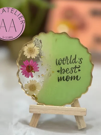 A "World's Best Mom" frame in a lovely light green. The real preserved flowers add a delicate and natural touch to this thoughtful keepsake.