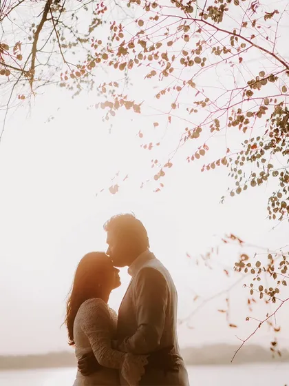 A tender silhouette captured against the golden hour sun during a lakeside pre-wedding shoot. These are the quiet, emotional moments I love to frame.