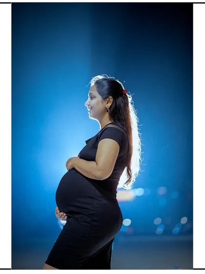 I also create dramatic night portraits. Using special lighting techniques, I can capture striking and artistic shots like this one, where the mom-to-be is beautifully silhouetted against the evening sky.