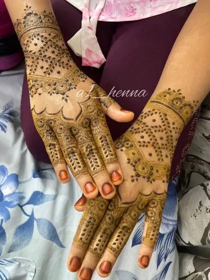 A simple yet elegant design featuring dotted patterns and delicate finger work. This shows that my organic cones are also great for creating lighter, more minimalist looks.