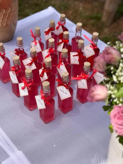 Personalized welcome drinks in small bottles, a thoughtful and refreshing touch for guests arriving at an outdoor Mehendi.
