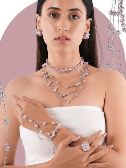This lilac-toned layered necklace set is a modern and chic option for cocktail parties and evening events.