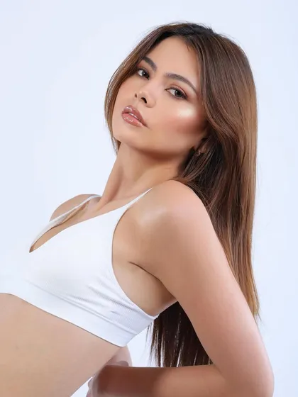 A test shot for an upcoming female model. These opportunities help students build their book and practice on new faces.
