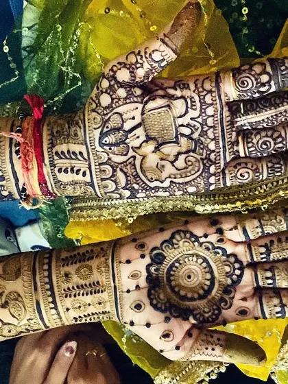 A detailed non-bridal design featuring a Ganesh motif. This intricate work is perfect for festivals or any occasion where you want a touch of traditional artistry.