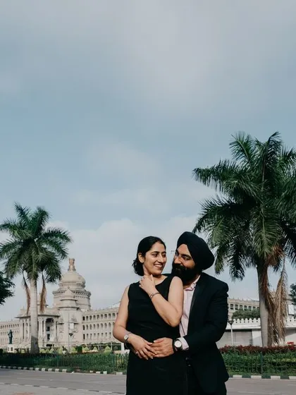 Using Bangalore's iconic architecture as a backdrop, this pre-wedding photo has a grand, classic feel. It shows how we can incorporate majestic city landmarks to create dramatic and memorable couple portraits.