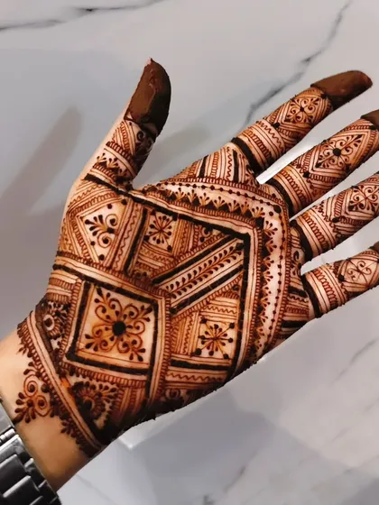 A striking geometric design that covers the entire back of the hand. The repeating diamond pattern is mesmerizing and very modern.