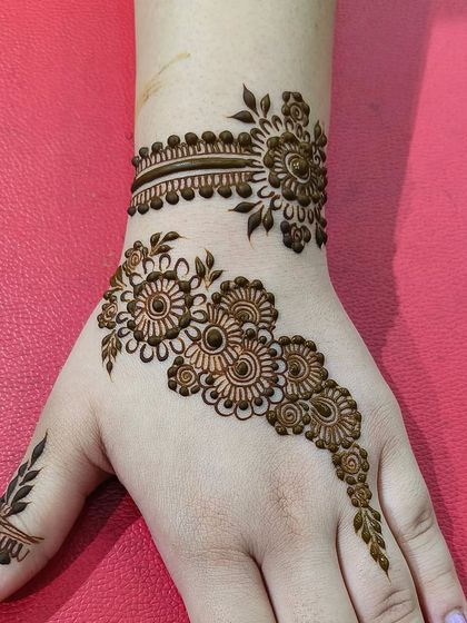 Simple & Chic Mehndi photo 6