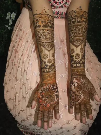 A duplicate image of the royal-themed bridal mehendi with elephants and peacocks.