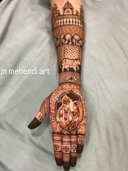 A single hand design featuring a beautiful Radha-Krishna portrait.