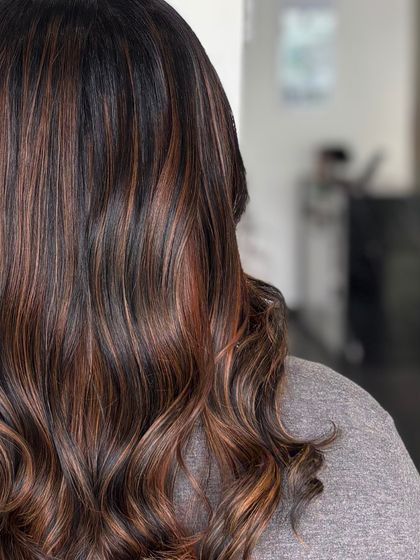 A side view of this dimensional balayage, capturing the contrast and blend of the different tones.