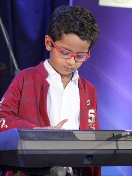 A young keyboardist focused on his performance of 'Chand Sifarish'.