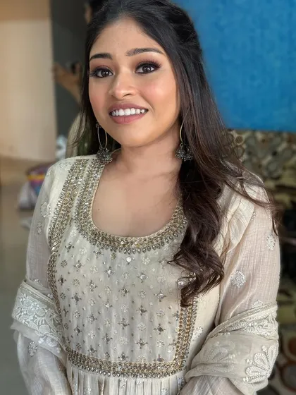 A stunning minimalistic glow with a sultry eye makeup look.