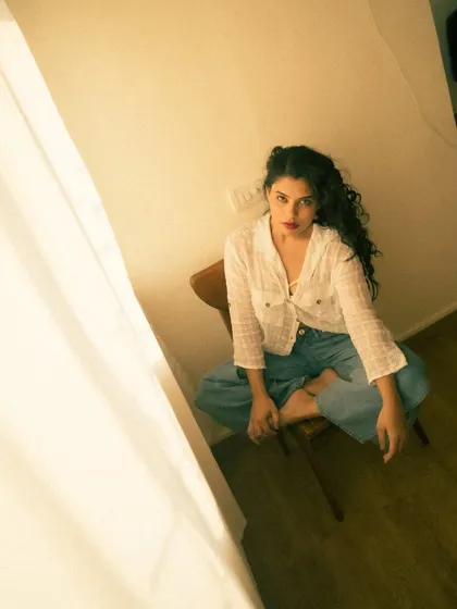 This series was shot entirely with natural light from a window. I adjusted the white balance to give the images a warm, golden tone, creating a soft and dreamy atmosphere.