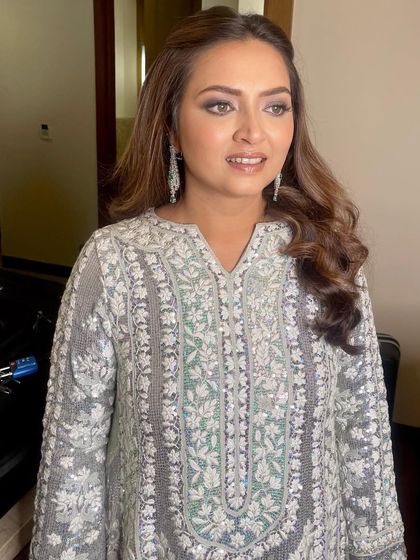 A beautiful bronzed glam look for a Sangeet. The warm tones on her eyes and the glowing skin pair perfectly with her intricately embroidered Manish Malhotra outfit.