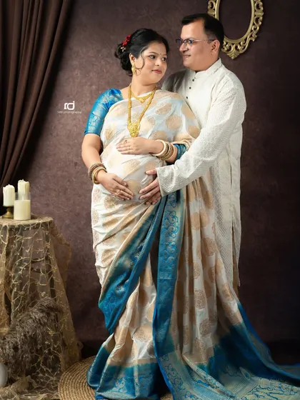 Celebrating motherhood with cultural traditions. This beautiful maternity portrait, featuring an elegant saree and traditional jewelry, shows how we can honor your heritage while capturing the glow of expectancy.