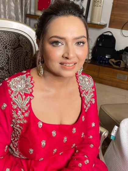 Exuding charm and elegance for a welcome dinner. This look features a soft smokey eye and a neutral pink lip, a versatile and timeless combination.