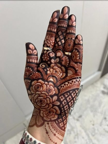 A gorgeous full-hand floral design for a 'chura vadhai' ceremony.