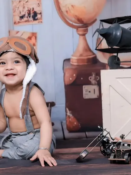 A happy baby aviator, ready for his next adventure in our detailed vintage set.