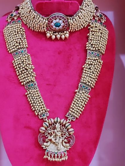 This rental set includes a beaded choker and a long haram with a Krishna pendant, combining tradition with elegance.
