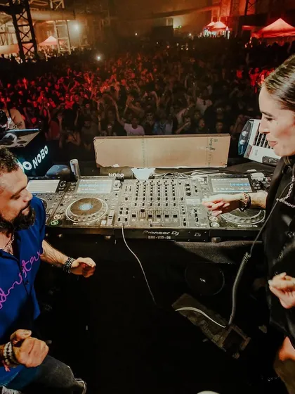 A high-energy moment with international artist Indira Paganotto. Collaborating with global talent is a key part of my journey, bringing fresh sounds to my audience.