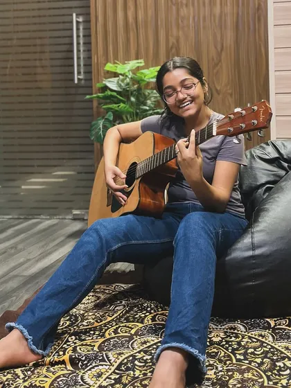 Find your comfort zone and your creative spark. This is what our jam sessions look like: relaxed, inspiring, and all about the music. Here, a student enjoys a moment of musical flow on the acoustic guitar.