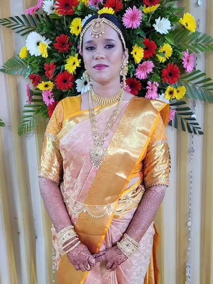 A closer look at bride Nikita's cross-cultural wedding attire. The Kanjeevaram is perfectly draped and secured with a traditional waist belt, or oddiyanam.
