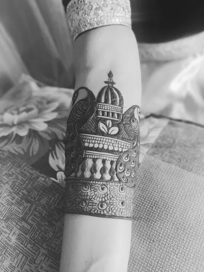 A black and white shot of this peacock and dome arm band. The contrast highlights the intricate details of this architectural motif.