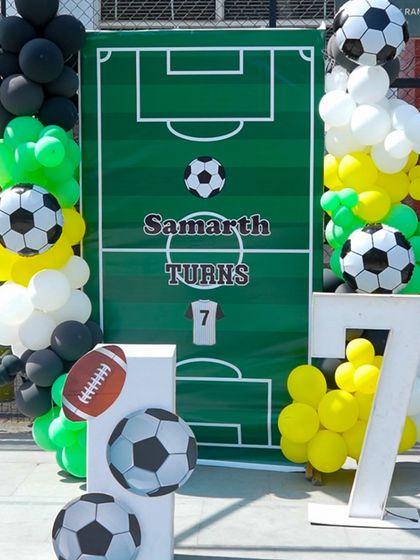 The impressive football-themed decor, featuring a goalpost backdrop and a large "7" for the birthday boy.