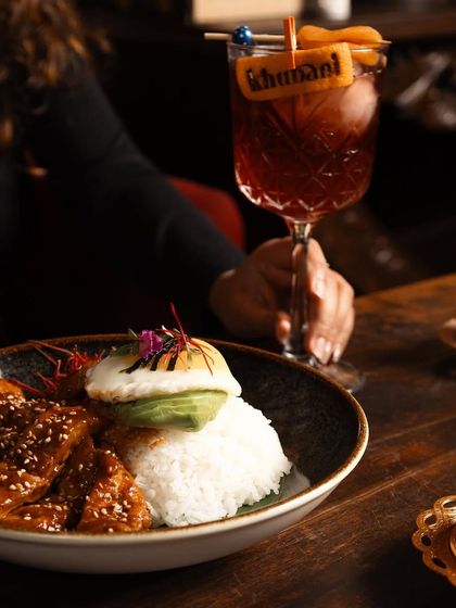 Satisfy your cravings with our elegant Yakitori Chicken Poke Bowl. A harmonious blend of grilled perfection and fresh flavors, it delivers an indulgent dining experience.