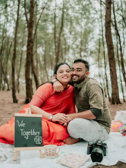 A fun picnic-themed pre-wedding shoot in the woods. I help couples design creative concepts like this to make their photoshoot personal and enjoyable.