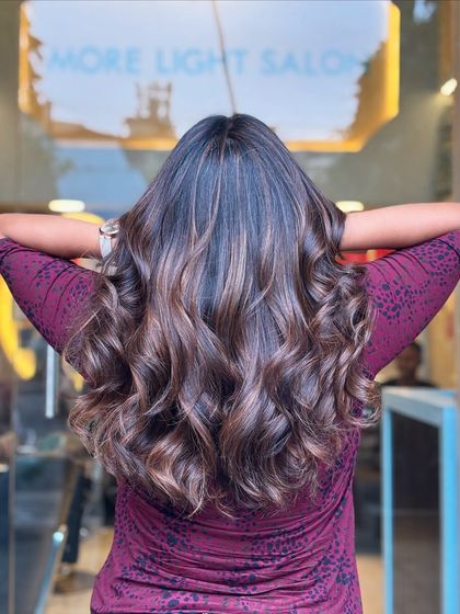 A beautiful, subtle, yet noticeable no-bleach hair shade. This freehand balayage technique creates a gorgeous blend of tones while maintaining the hair's integrity.