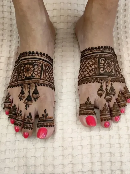 A symmetrical view of the festive jhumka feet design, showing the clean lines and charming details.