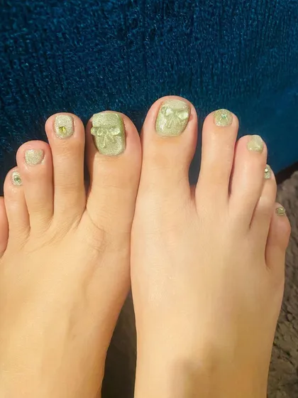 Another view of the unique green cat eye pedicure.