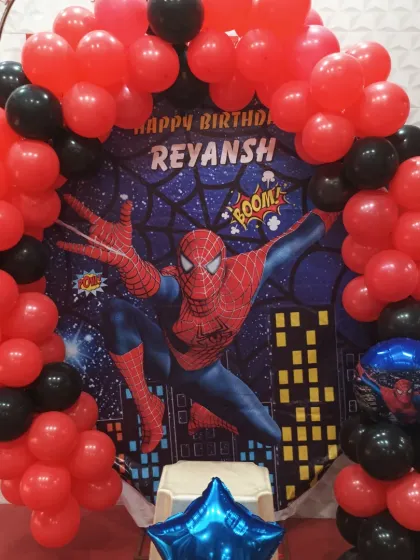 A complete view of the Spiderman balloon ring decoration, ready for the party.