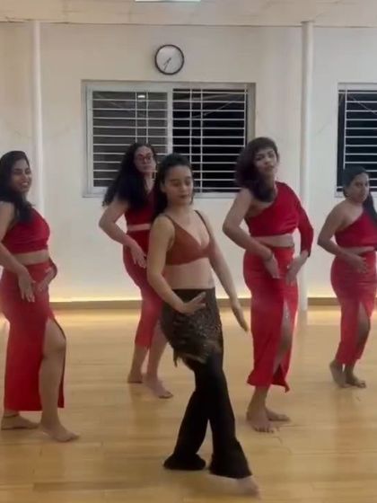 A snapshot from our beginner-friendly crash course, where students learned a fun Bollywood fusion choreography. These short courses are a great way to dive into belly dance.