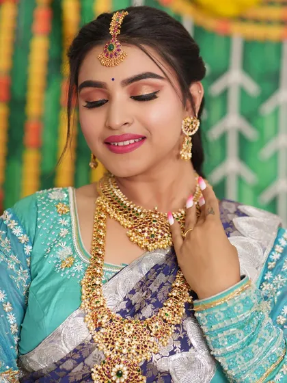 A close-up of the guttapusalu necklace, with its clusters of pearls, and the matching choker. This is a very popular style for South Indian brides.