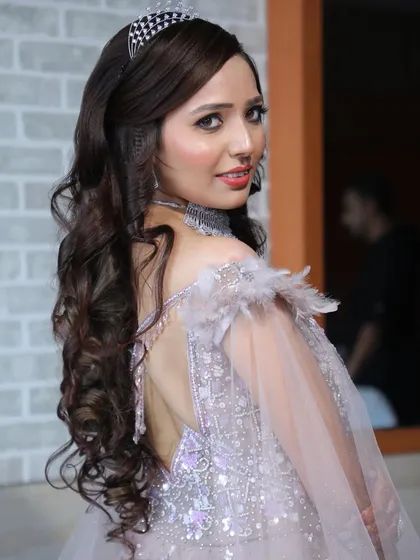 A fairytale engagement look. This client is wearing a beautiful gown with feather details, and we gave her a princess-like hairstyle and soft makeup.