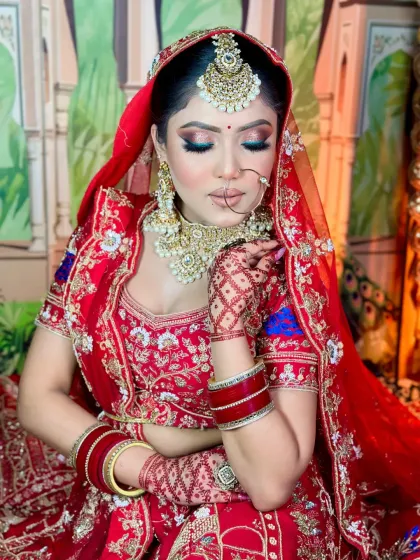 The elegance of a bride. This look combines a classic red lip with soft brown and gold eyeshadow, a versatile combination that suits many different bridal outfits.