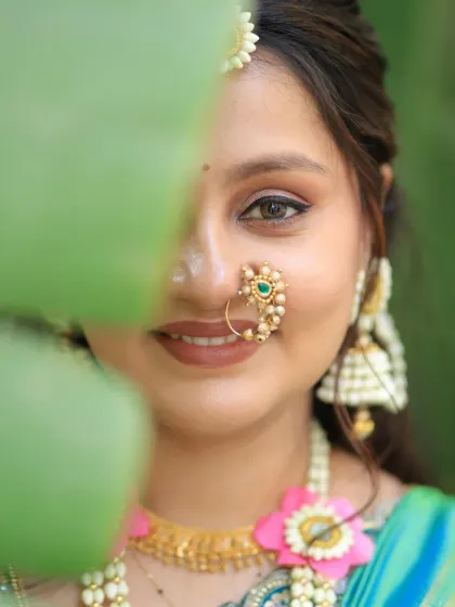 A peek of elegance. The floral nath and maang tikka add a traditional Marathi touch to this beautiful baby shower look.