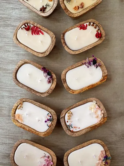 I love the rustic charm of these handpoured soy wax candles set in natural wooden bowls. Each one is decorated with dried botanicals, making it a perfect piece of aromatic decor or a thoughtful wedding favor.
