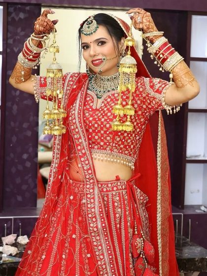 A playful pose with the kalire, a classic shot for every bride.