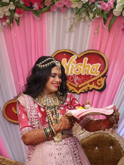 A candid shot during the engagement ceremony. Her joyful expression is the best accessory, enhanced by makeup that makes her feel confident and beautiful.
