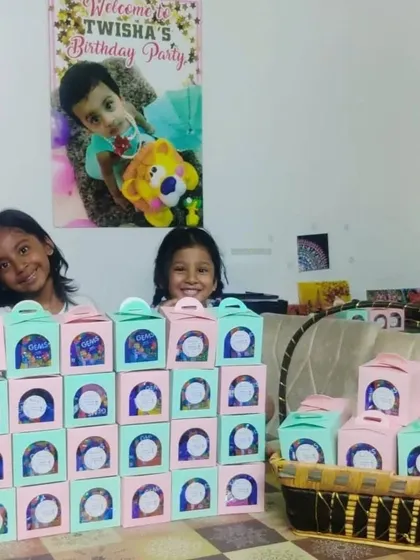 The happy faces say it all! I was so delighted to create these mini choco boxes for Twisha's 6th birthday celebration. Affordable hampers can bring just as much joy.