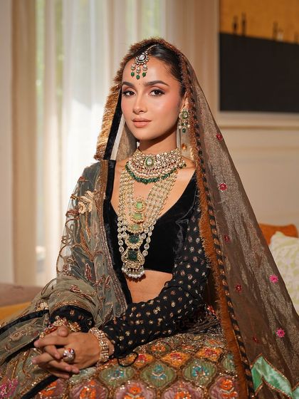This shot highlights the harmony between the bride's soft makeup and her elaborate jewelry. The focus is on a luminous complexion that provides the perfect canvas for her traditional accessories.